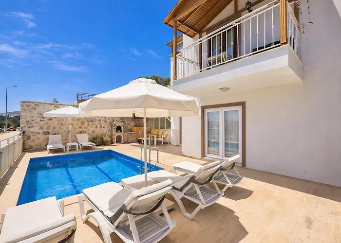 Kalkan'da Deniz Manzarali 6 Kisilik Villa