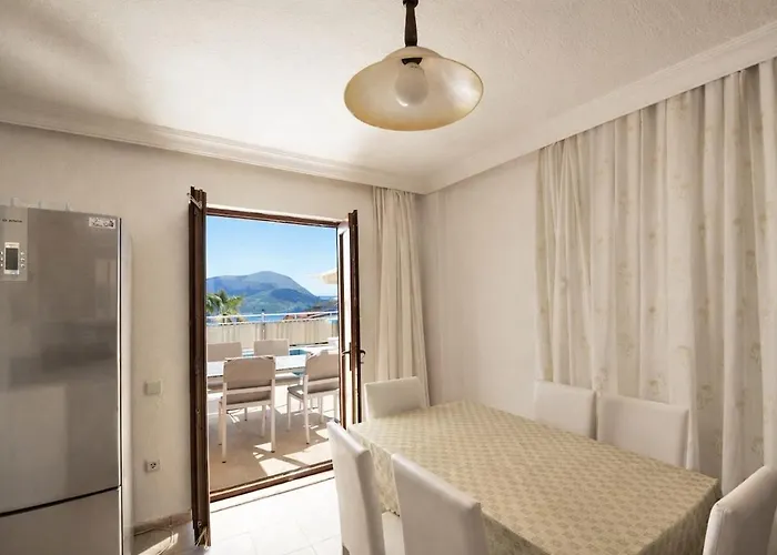 Kalkan'da Deniz Manzarali 6 Kisilik Villa