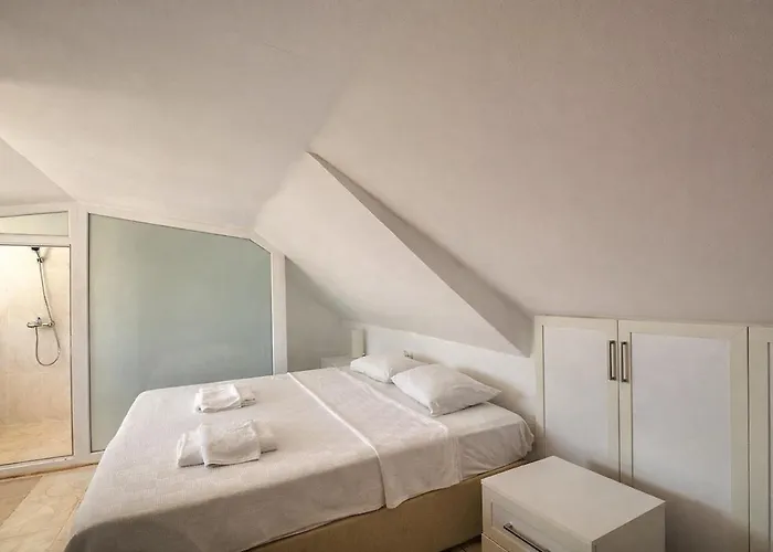 Kalkan'da Deniz Manzarali 6 Kisilik Villa *